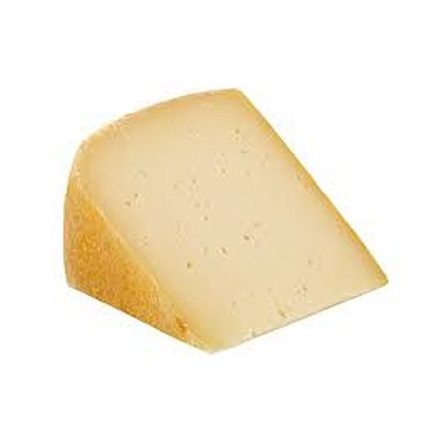 Bükkfán füstölt trappista sajt darabolt